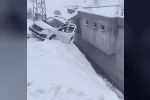 Siirt’te kayan otomobil evin duvarında asılı kaldı