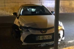 Siirt’te kontrolden çıkan araç elektrik direğine çarptı