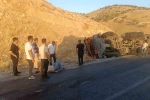 Siirt’te virajı alamayan tır devrildi: 1 yaralı