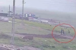 Silahla çevreye defalarca ateş eden 3 çocuğun hayrete düşüren anları kamerada