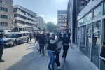 Silahla vurdukları adamı darbederek öldürdüler: Cinayet anı kamerada