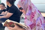 Sınava giren kızını dualarla bekledi