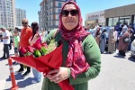 Sınavdan çıkan çocuğunu çiçeklerle karşıladı 
