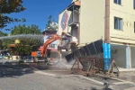 Sındırgı’da depremde hasar alan otel yıkıldı