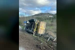 Sinop’ta kamyon devrildi: Sürücü yaralandı