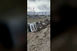 Şırnak’ta atık su tankeri devrildi, sürücü yaralandı