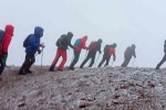 Sis ve fırtınaya rağmen Ağrı Dağı’nda zirveye ulaştılar