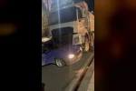 Sivas’ta seyir halindeki kamyon otomobile çarptı
