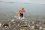 Soğuğa aldırış etmedi, kar altında denizde yüzdü