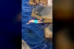 Soğuk havaya aldırış etmeden denize girdi