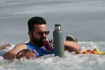 Soğuk suya sıcak dokunuş: Maceracı öğretmen buzu kırıp girdiği suda çayını yudumladı