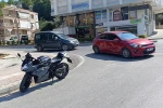 Sokağa dönmek isteyen otomobile motosiklet çarptı: 1 yaralı