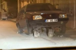 Sokak ortasonda kütükler üzerine bırakılan araç dikkat çekti