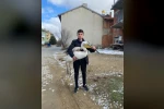 Sokakta gezerken pelikan buldu 