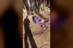 Sokakta uyuyan yaşlı adamın yüzüne tekme atıp paylaşan 2 şüpheli gözaltında