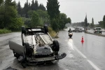 Söke Kuşadası yolu üzerinde otomobil takla attı