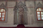 Sosyal medyada gündeme gelmişti, tarihi mihrabına çakılan floresan lamba söküldü