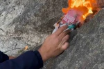 Suları çekilen Eğirdir Gölü’nde açığa çıkan kayalıkların arasından alevler yükseldi
