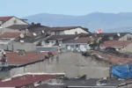 Sultangazi’de çatı tadilatı sırasında yangın çıktı: Bir vatandaş yangına su dökerek müdahale etti