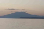 Süphan Dağı zirvesindeki bulut, Van Gölü ile görsel şölen oluşturdu