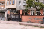 Sürgülü demir kapının altında kalan 3 yaşındaki çocuk ağır yaralandı