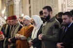 Suriyeli lider eş-Şara devrimin yıl dönümünde Emevi Camii’nde askeri kıyafetleriyle namaz kıldı