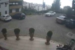 Sürücü fren yerine gaza basınca araç site duvarından aşağı uçtu: 1’i çocuk 3 yaralı