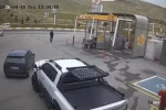 Sürücüsünün el frenini çekmeyi unuttuğu otomobil anayola çıktı 
