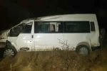 Sürücüsünün kontrolünden çıkan midibüs tarlaya uçtu: 1 yaralı 