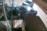 Sürücüsünün kontrolünü kaybettiği otomobilin pastaneye girdiği an kameraya yansıdı