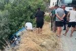 Sürücüsüyle şarampolde asılı kalan otomobil, beton mikserine halatla sabitlendi