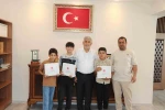 Suyun parasını kameraya gösteren çocuklar müftülükte ağırlandı