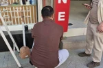 Tabelaya sıkışan yavru kediyi esnaf kurtardı