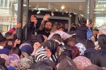 Takı ve kozmetik ürün mağazası açılışında izdiham