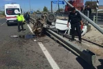 Takla atan otomobil direğe ve bariyerlere çarptı: 2 yaralı