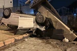 Takla atan otomobil sitenin girişini yıktı: 1 yaralı