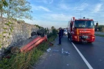 Takla atan otomobilde 2 kişi yaralandı