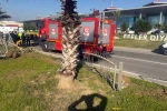 Taksi bariyerlere çarpıp takla attı: 2 yaralı