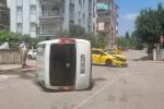 Taksi ile çarpışan hafif ticari araç yan yattı: Sürücünün burnu bile kanamadı
