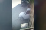 Tamir etmek istediği otomobilin altında kaldı