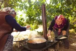Tarhana kokusu sokağı doldurdu