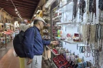 Tarihi külliyedeki lüle taşı stantlarında turist hareketliliği