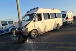 Tarım işçilerini taşıyan minibüs direğe çarptı: 15 yaralı