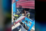 Taş kırma kuyusuna düşen 2 işçiyi itfaiyeciler kurtardı