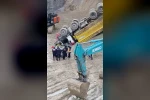 Taş ocağında uçuruma yuvarlanan kamyonun sürücüsü hayatını kaybetti