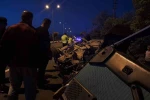 Taşa çarpan Tofaş hurdaya döndü: 2 kişi yaralandı