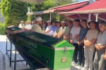 Tatil yolunda can veren anne ve kızı toprağa verildi