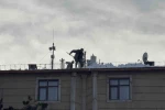 Tatvan’da çatılardaki kar ve buz kütleleri tehlike saçıyor