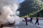 Tavuk taşıyan kamyonet hareket halindeyken yandı 