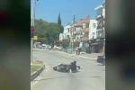 Tehlikeli hareketlerle motosikleti süren sürücü ve arkasındaki yolcunun düşme anı kameraya yansıdı